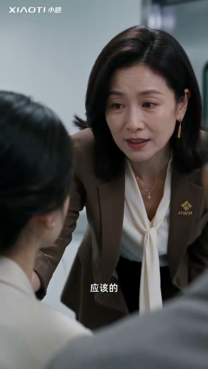 泰康《记忆之外》品牌短剧中身穿职业服装的人物与另一位角色交谈,画面保留对白字幕