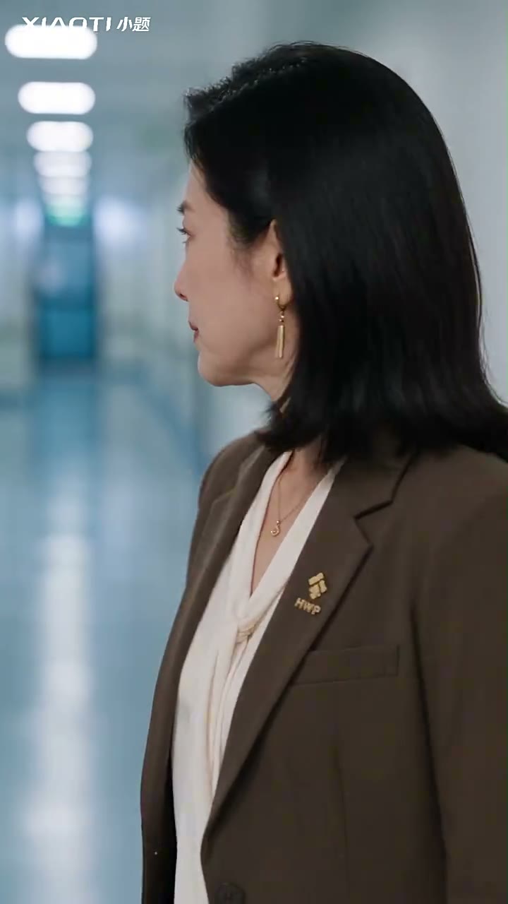 泰康《记忆之外》AI 短剧中身穿带 HWP 标识职业服装的人物出现在室内走廊