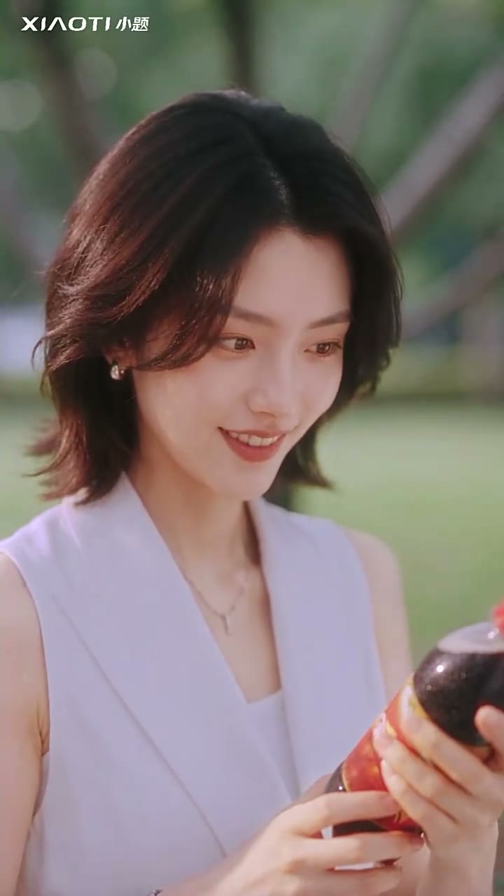 泰康《记忆之外》AIGC 真人短剧中女性角色在户外微笑并手持物品的画面